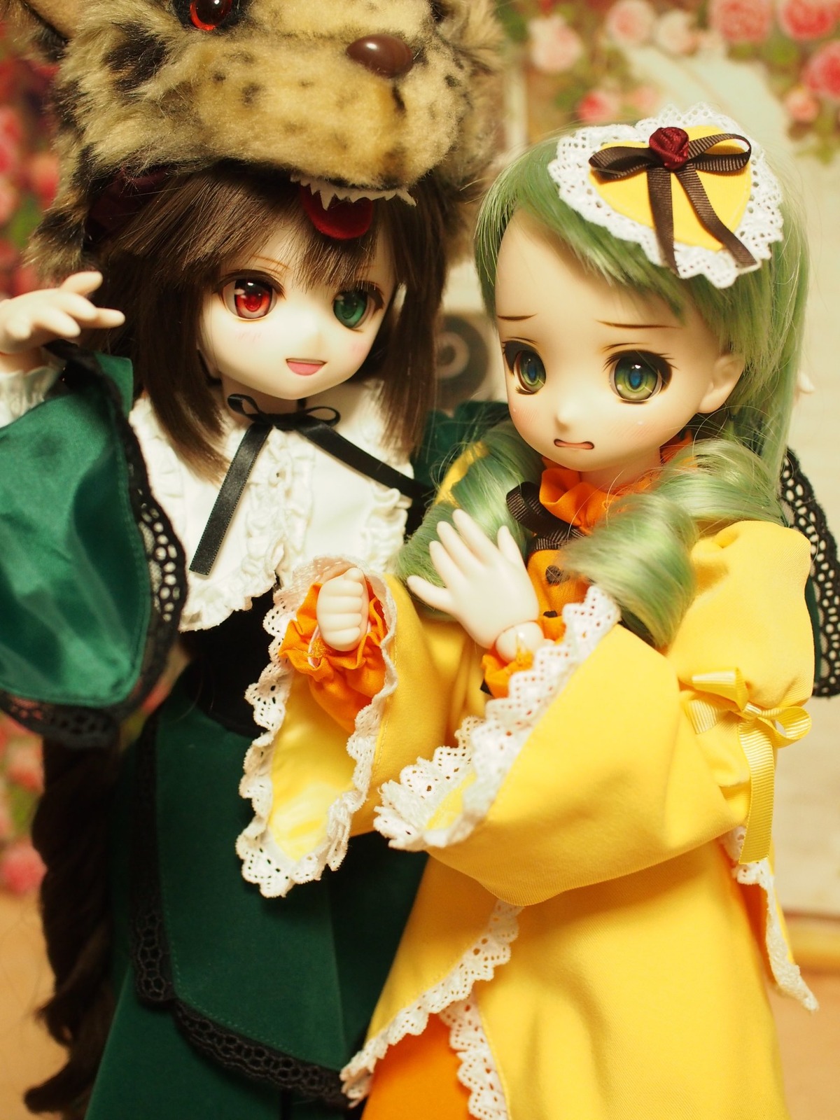 2girls brown_hair doll dress frills green_eyes green_hair hat heterochromia kanaria multiple_dolls multiple_girls open_mouth red_eyes short_hair siblings sisters tagme twins yellow_dress