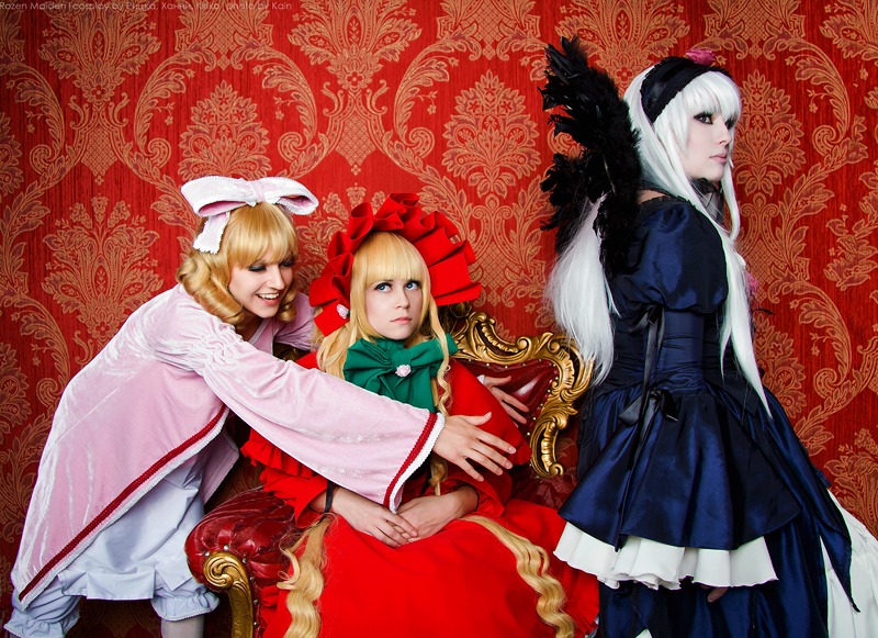 3girls blonde_hair blue_eyes bonnet bow dress feathers long_hair long_sleeves multiple_cosplay multiple_girls ribbon shinku tagme