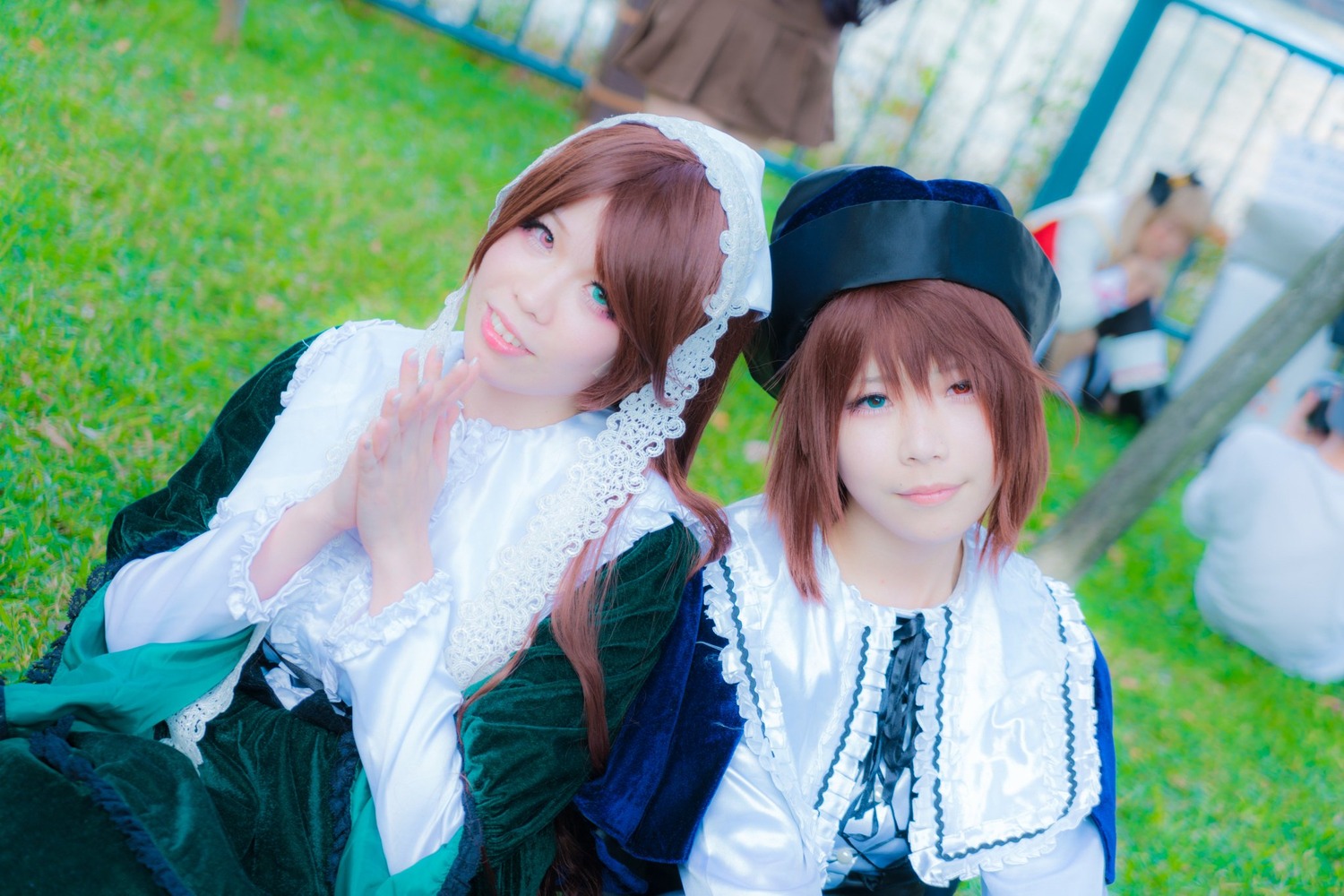 2girls 3d blue_eyes blurry brown_hair depth_of_field dress frills hat head_scarf lips long_hair long_sleeves looking_at_viewer multiple_girls outdoors photo realistic short_hair siblings sisters smile souseiseki suiseiseki twins