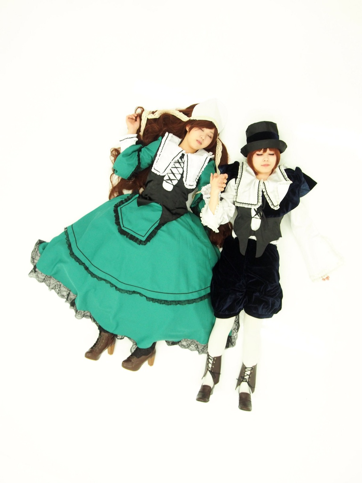 1boy 1girl 2boys bow brown_hair closed_eyes dress hat multiple_boys multiple_cosplay tagme top_hat