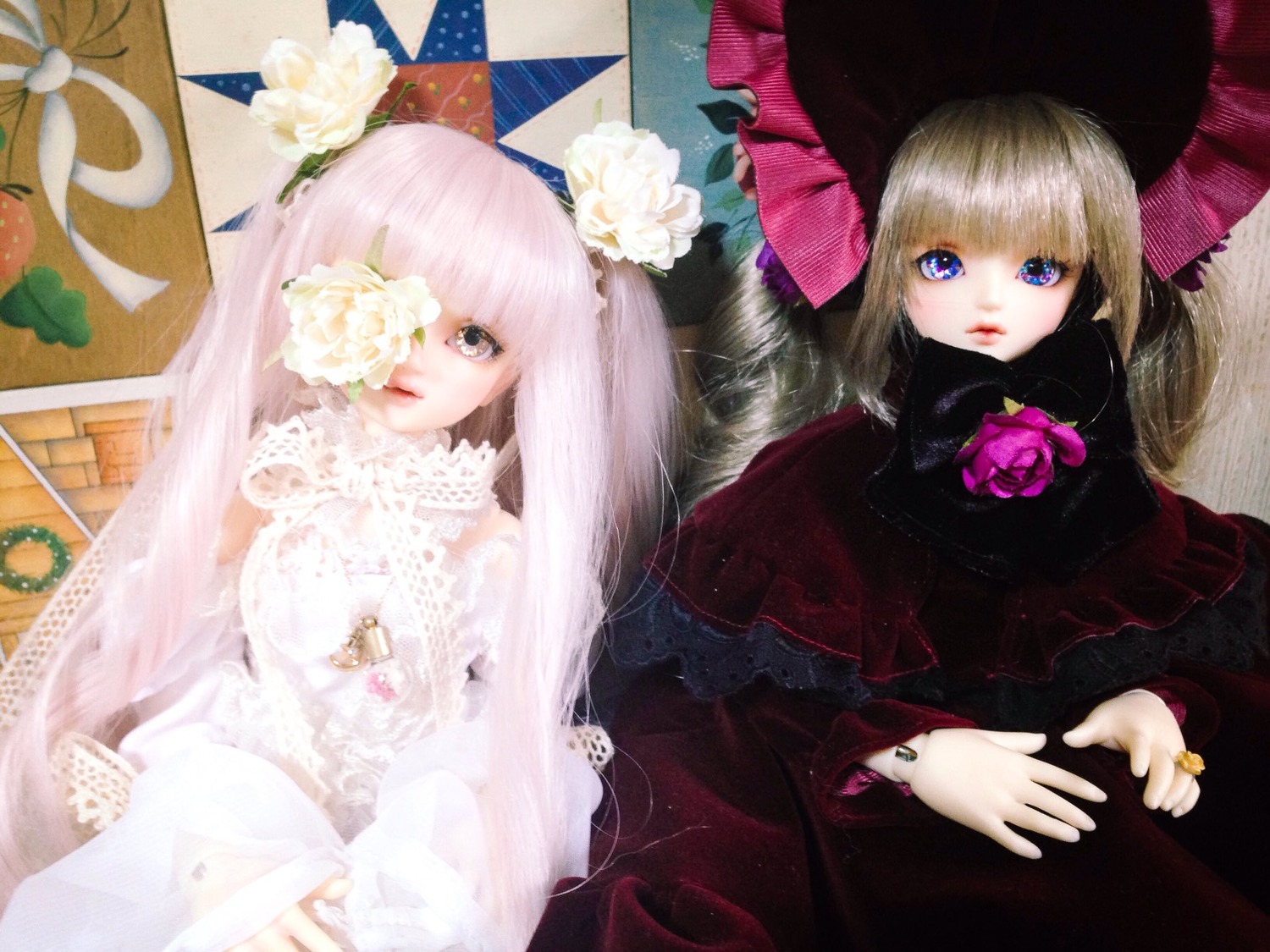 2girls argyle argyle_background bangs blonde_hair blue_eyes checkered checkered_background checkered_floor doll dress flower hair_flower hair_ornament lolita_fashion long_hair multiple_dolls multiple_girls pink_hair pink_rose rose tagme white_flower white_rose
