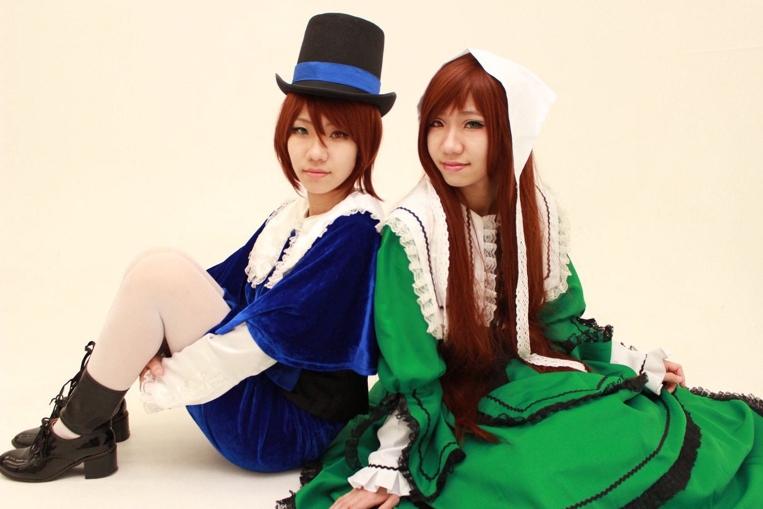 2girls boots brown_hair dress green_dress green_eyes hat lips long_hair multiple_cosplay multiple_girls realistic short_hair siblings sisters sitting smile souseiseki suiseiseki tagme top_hat twins