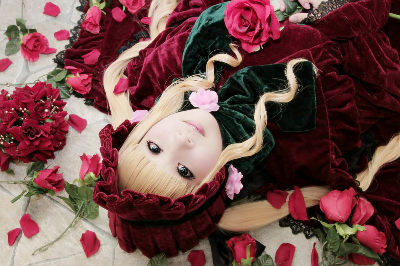 1girl auto_tagged blonde_hair blue_eyes flower lips lolita_fashion long_hair looking_at_viewer petals pink_flower pink_rose red_flower red_rose rose rose_petals shinku solo thorns