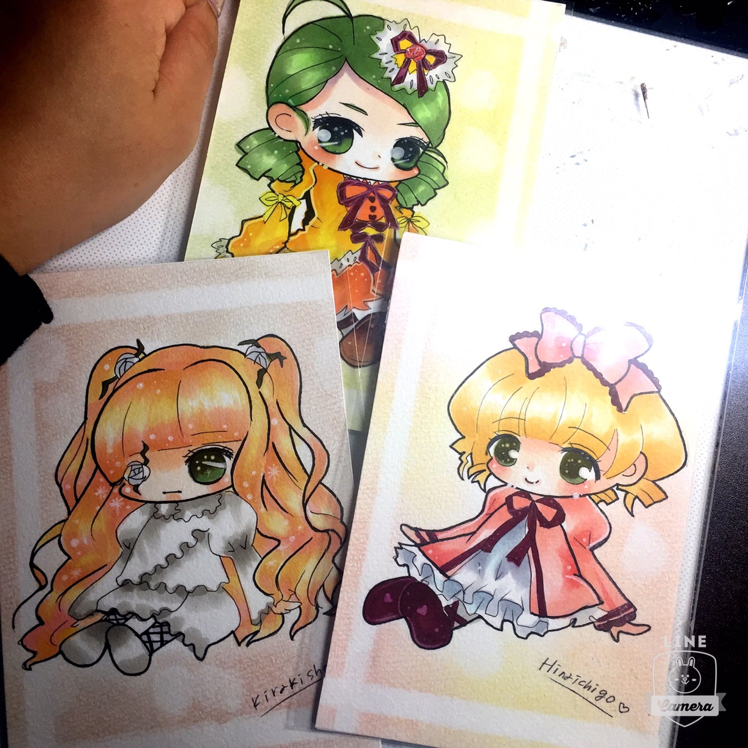 3girls artist_name blonde_hair bow chibi dress flower hair_ornament hina_ichigo image long_hair multiple multiple_girls pink_bow pink_dress short_hair smile tagme traditional_media