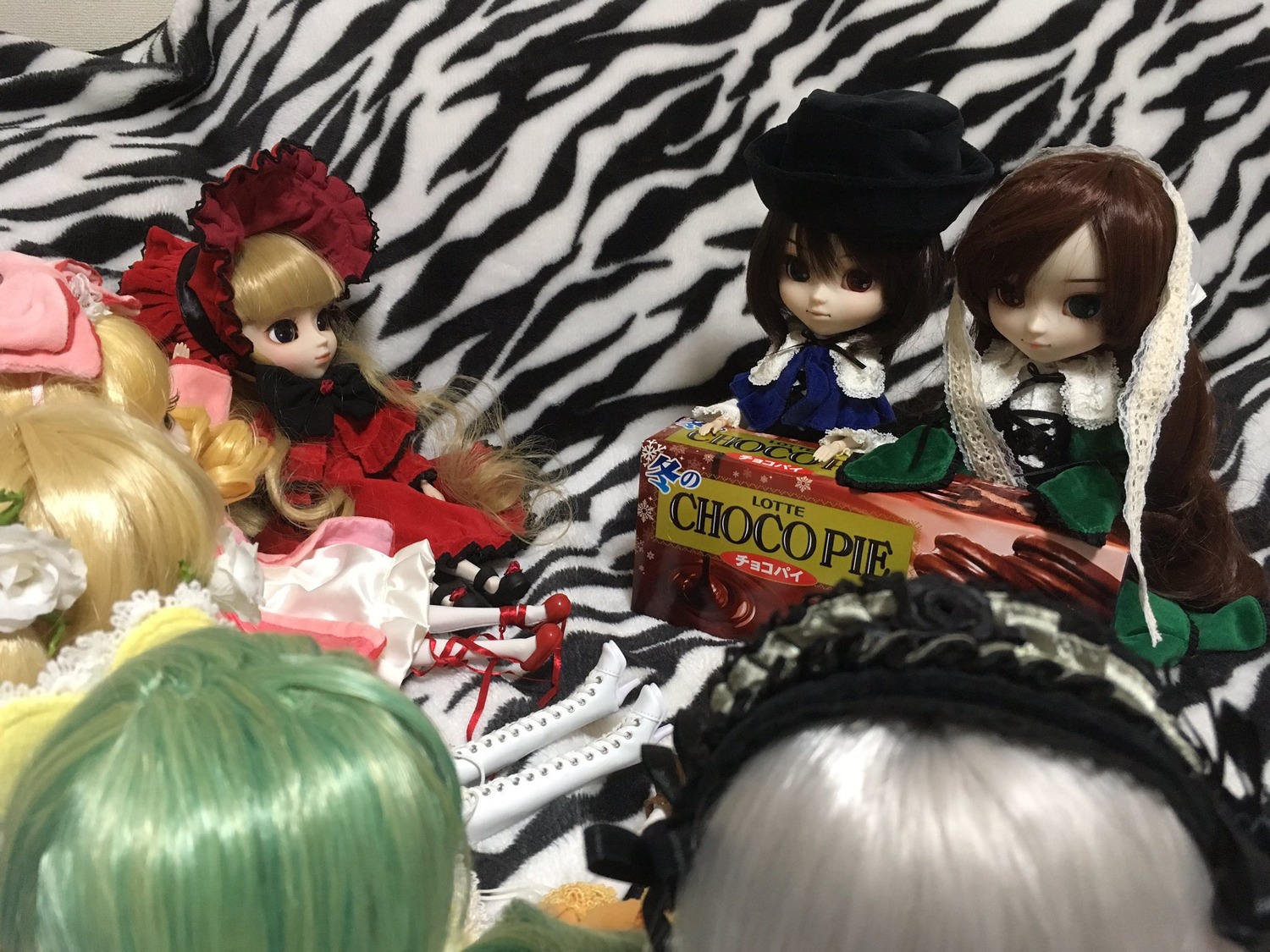 4girls blonde_hair bow brown_hair doll dress flower frills hat long_hair long_sleeves multiple_dolls multiple_girls pink_bow rose short_hair sitting souseiseki suiseiseki tagme top_hat