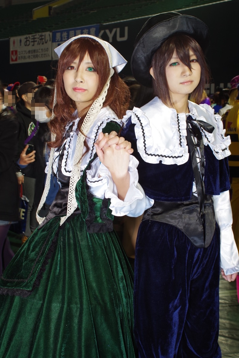 2girls brown_hair dress frills green_eyes hat heterochromia long_sleeves multiple_boys multiple_cosplay multiple_girls red_eyes souseiseki suiseiseki tagme