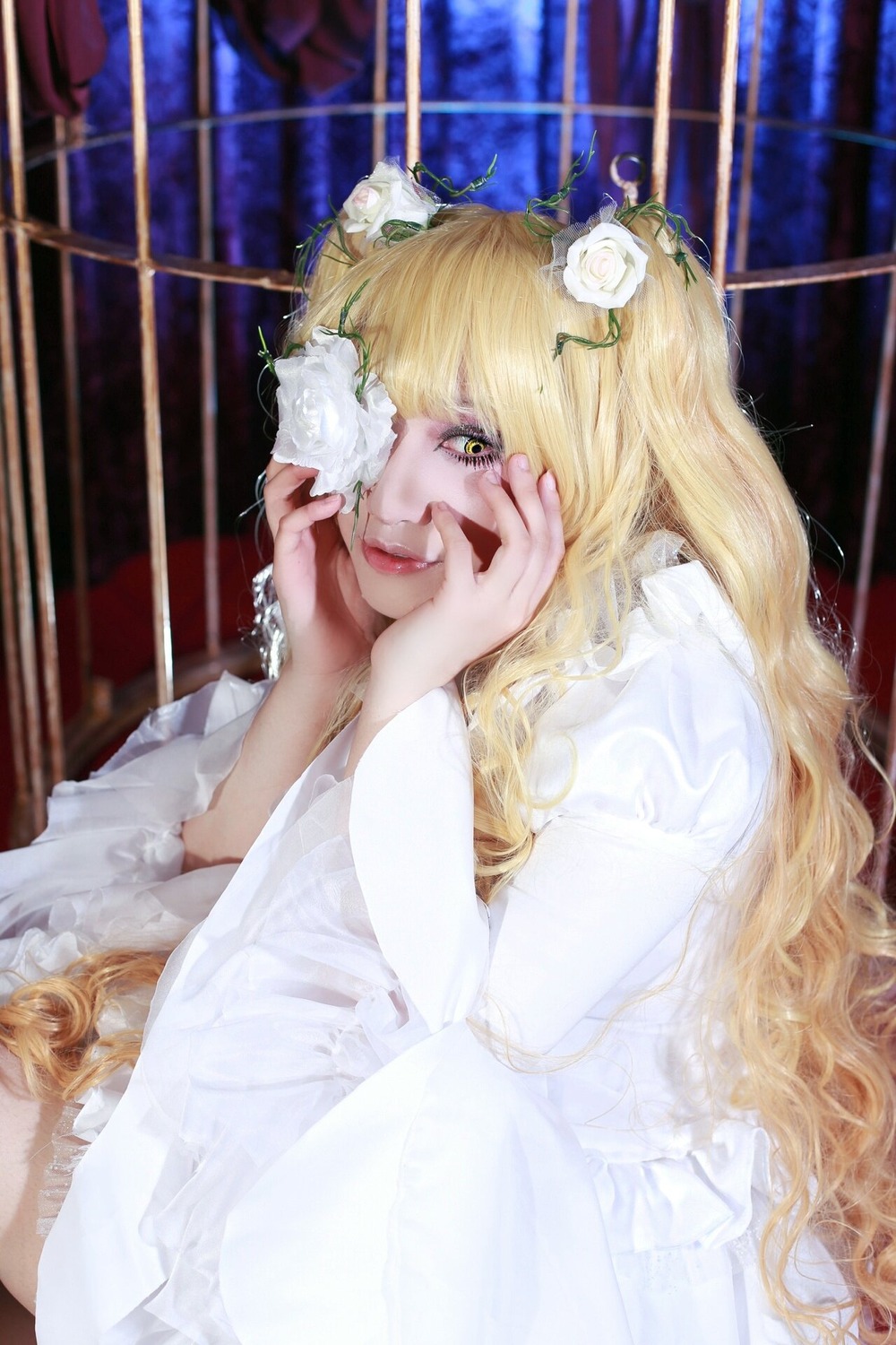 1girl blonde_hair blurry depth_of_field dress flower green_eyes hair_flower hair_ornament hands_on_own_face kirakishou long_hair rose solo white_dress white_flower white_rose