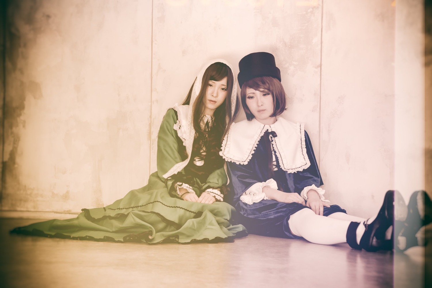 2girls bangs black_hair brown_hair closed_eyes dress frills green_dress hat long_hair long_sleeves multiple_cosplay multiple_girls short_hair sitting tagme