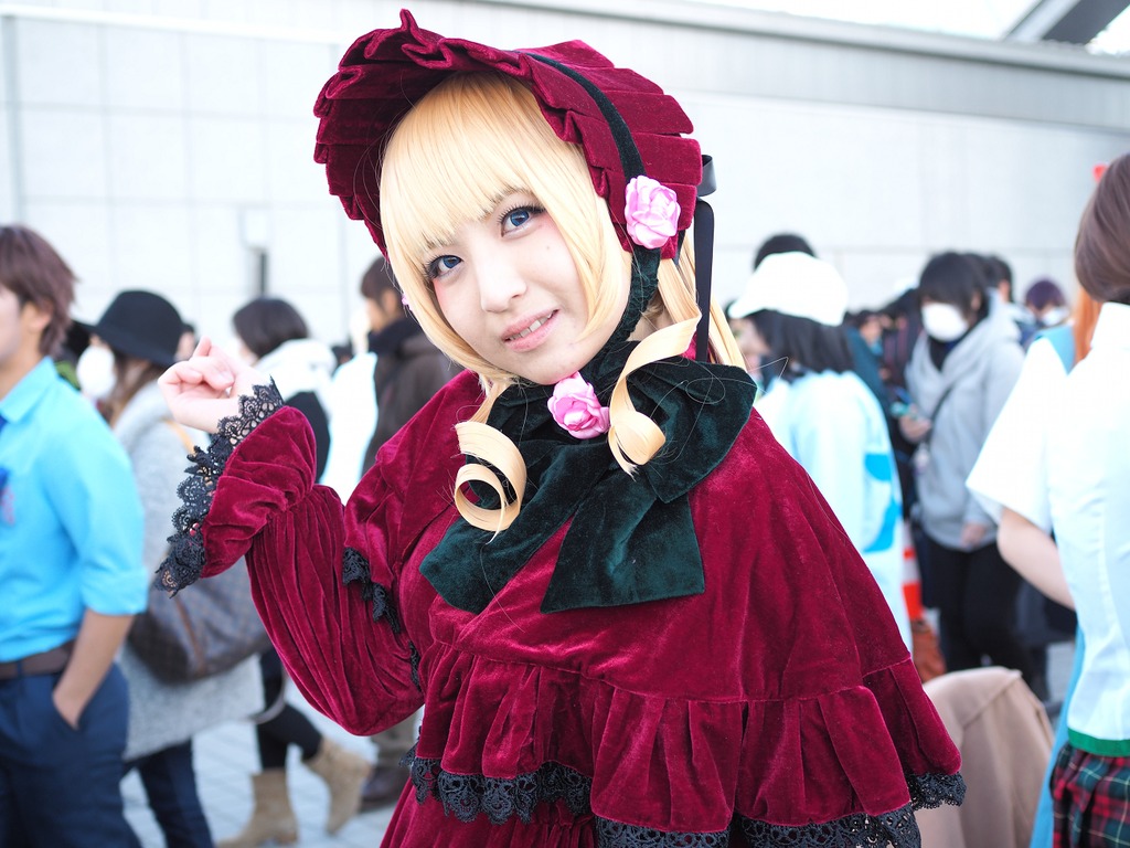 6+boys blonde_hair blurry blurry_background blurry_foreground crowd depth_of_field looking_at_viewer multiple_boys multiple_girls photo shinku solo solo_focus