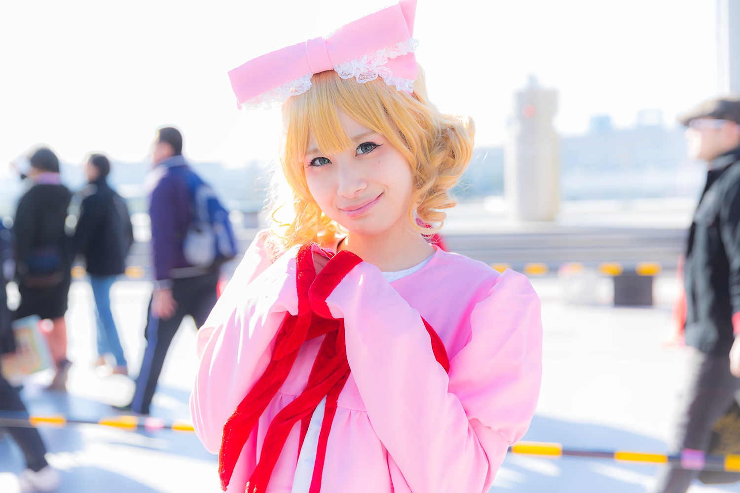 3d 6+boys blonde_hair blurry blurry_background blurry_foreground crowd depth_of_field dress hat hinaichigo looking_at_viewer motion_blur multiple_boys photo realistic smile solo solo_focus