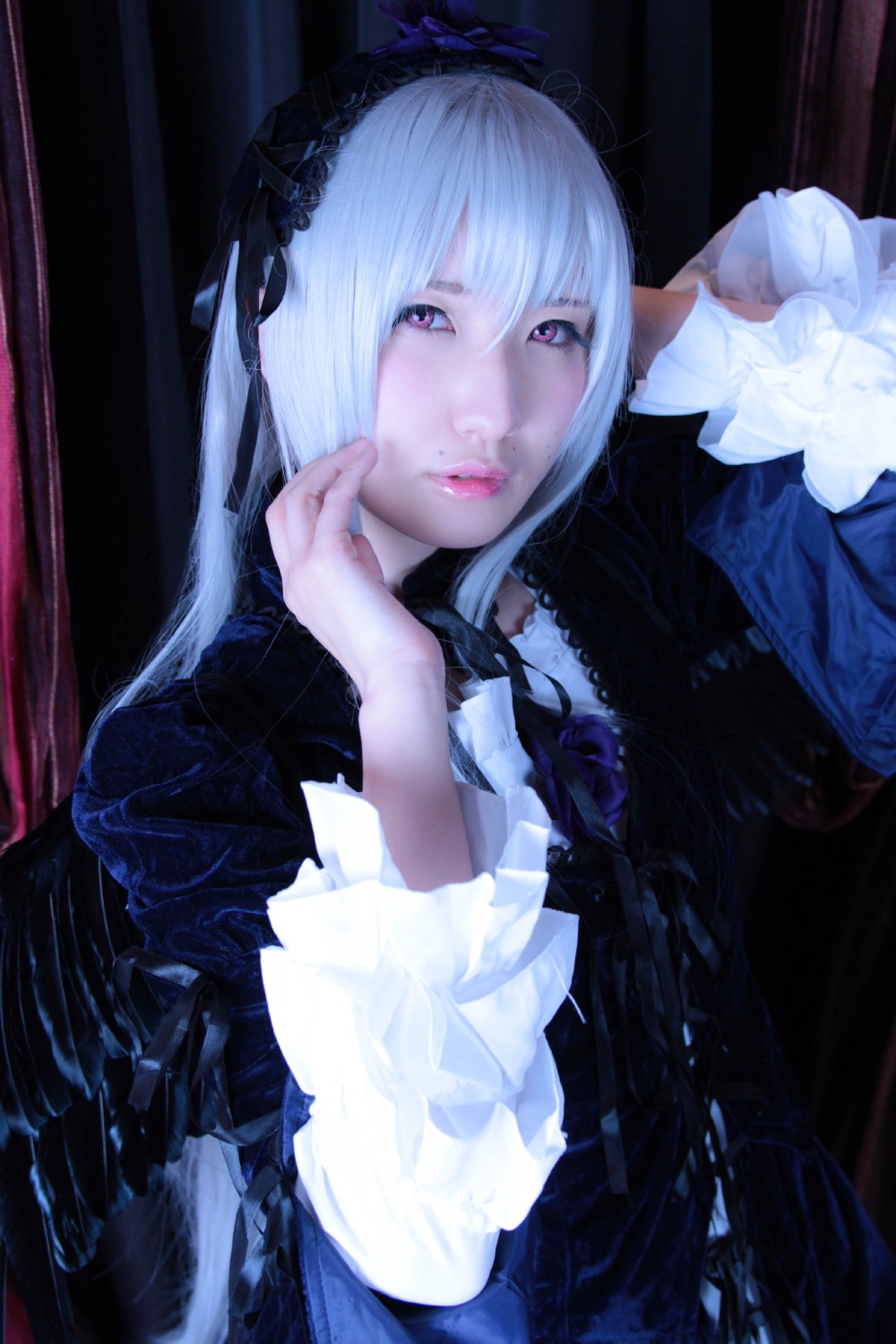 1girl black_dress closed_mouth dress frilled_sleeves frills gothic_lolita hairband lips lolita_fashion long_hair long_sleeves looking_at_viewer solo suigintou