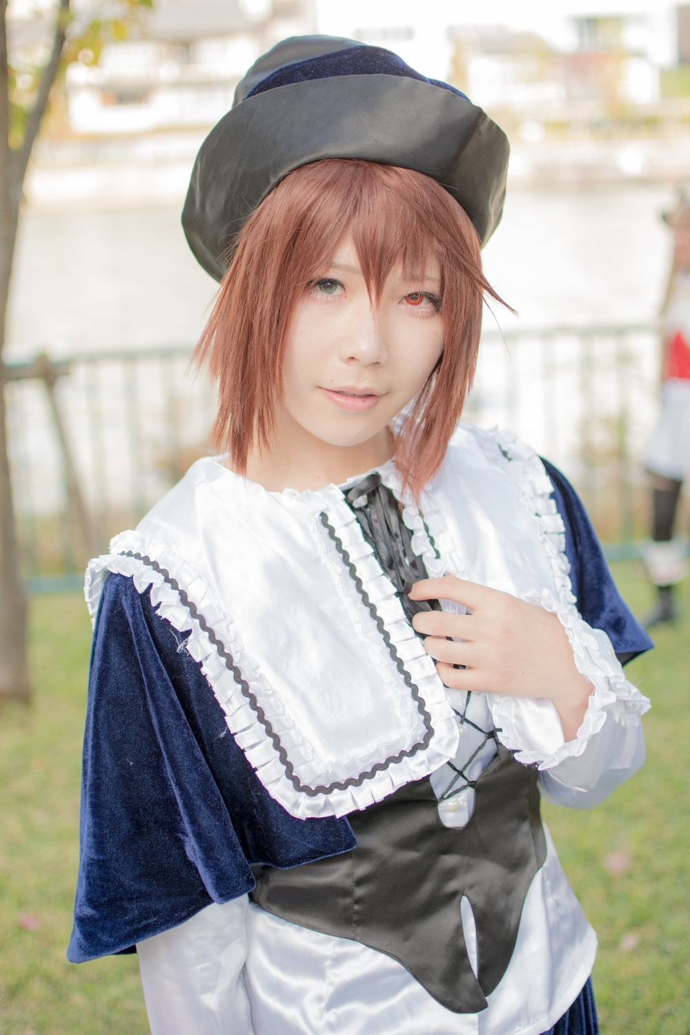 1girl 3d blurry blurry_background brown_hair depth_of_field dress hat heterochromia lips long_sleeves looking_at_viewer outdoors photo red_eyes short_hair smile solo souseiseki