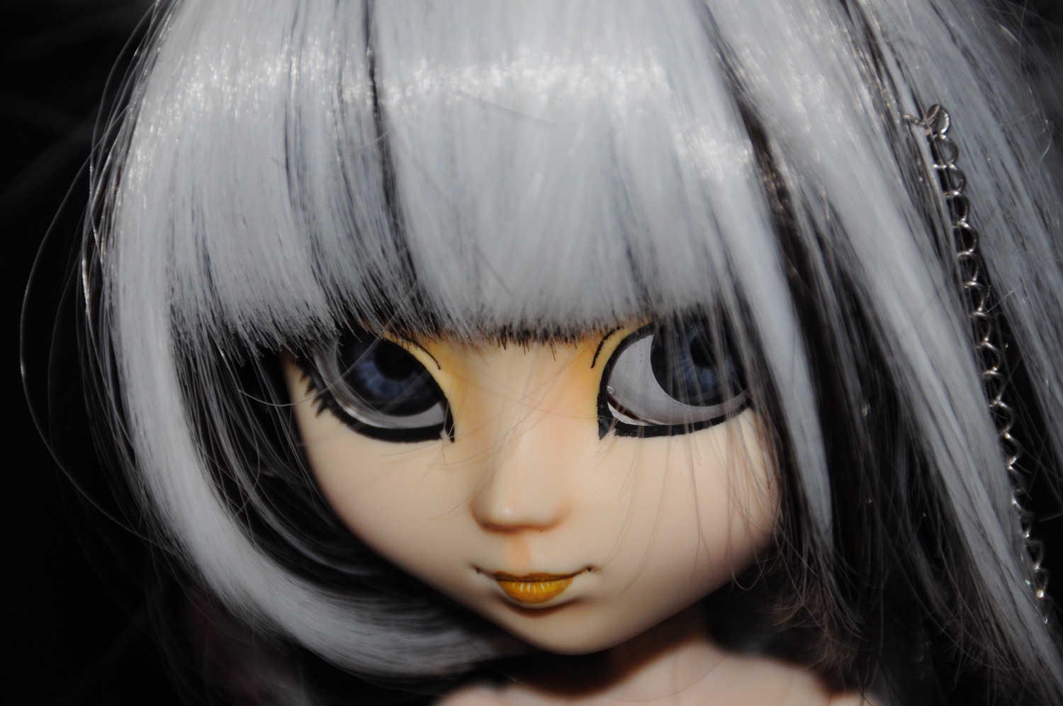 1girl bangs close-up doll face grey_eyes grey_hair grin lips looking_at_viewer portrait smile solo suigintou teeth