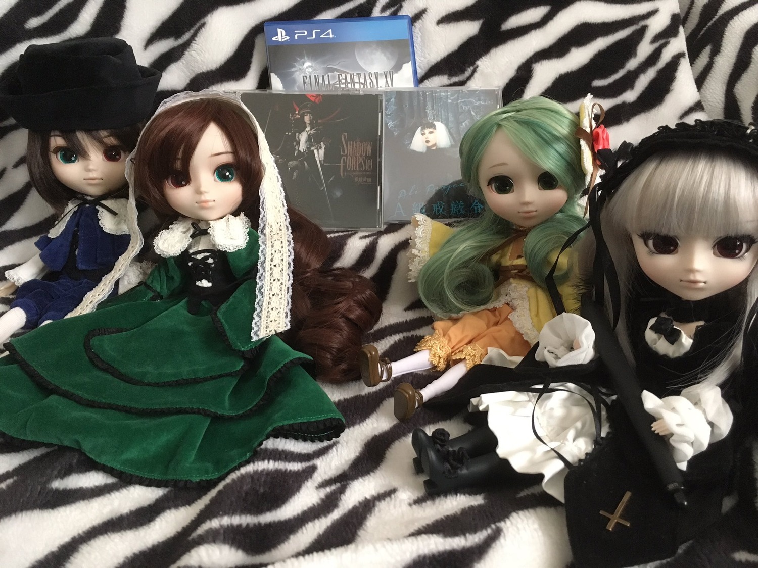 4girls bangs blue_dress bow brown_hair doll dress frills green_dress green_hair hat heterochromia long_hair long_sleeves looking_at_viewer multiple_dolls multiple_girls siblings sisters sitting souseiseki standing suigintou suiseiseki tagme top_hat twins