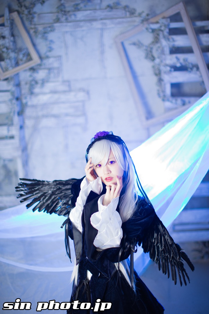 1girl black_wings blurry blurry_background depth_of_field feathered_wings long_hair long_sleeves looking_at_viewer purple_eyes silver_hair solo suigintou wings