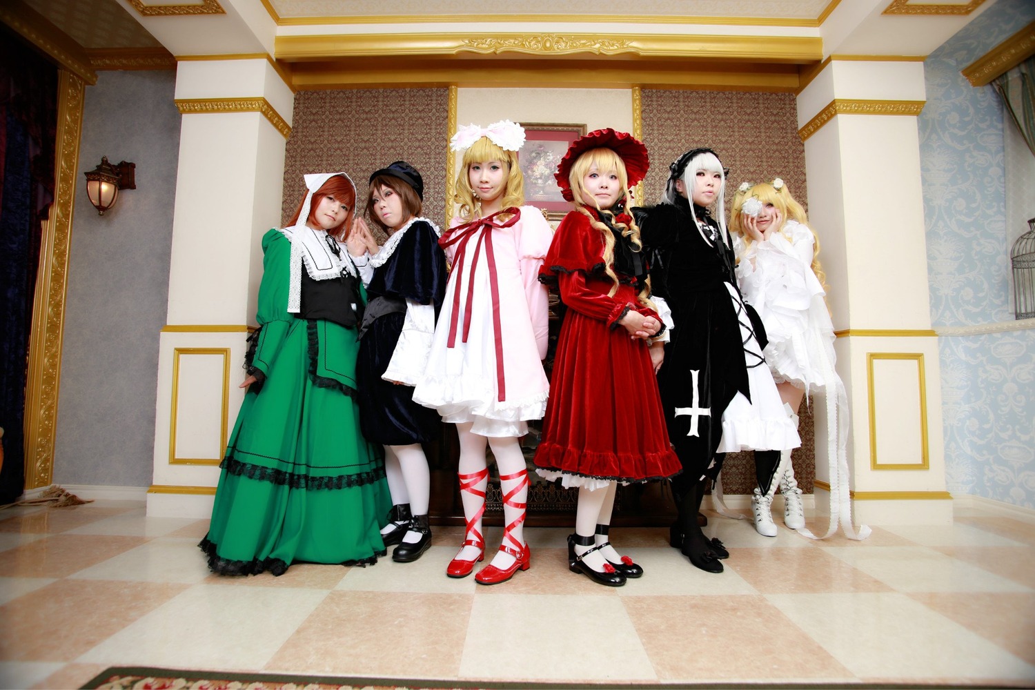 5girls 6+girls argyle argyle_background argyle_legwear blonde_hair blue_eyes bow brown_hair checkered checkered_background checkered_floor dress flag gloves hat long_hair mirror multiple_cosplay multiple_girls pantyhose reflection shoes tagme tile_floor tiles white_legwear