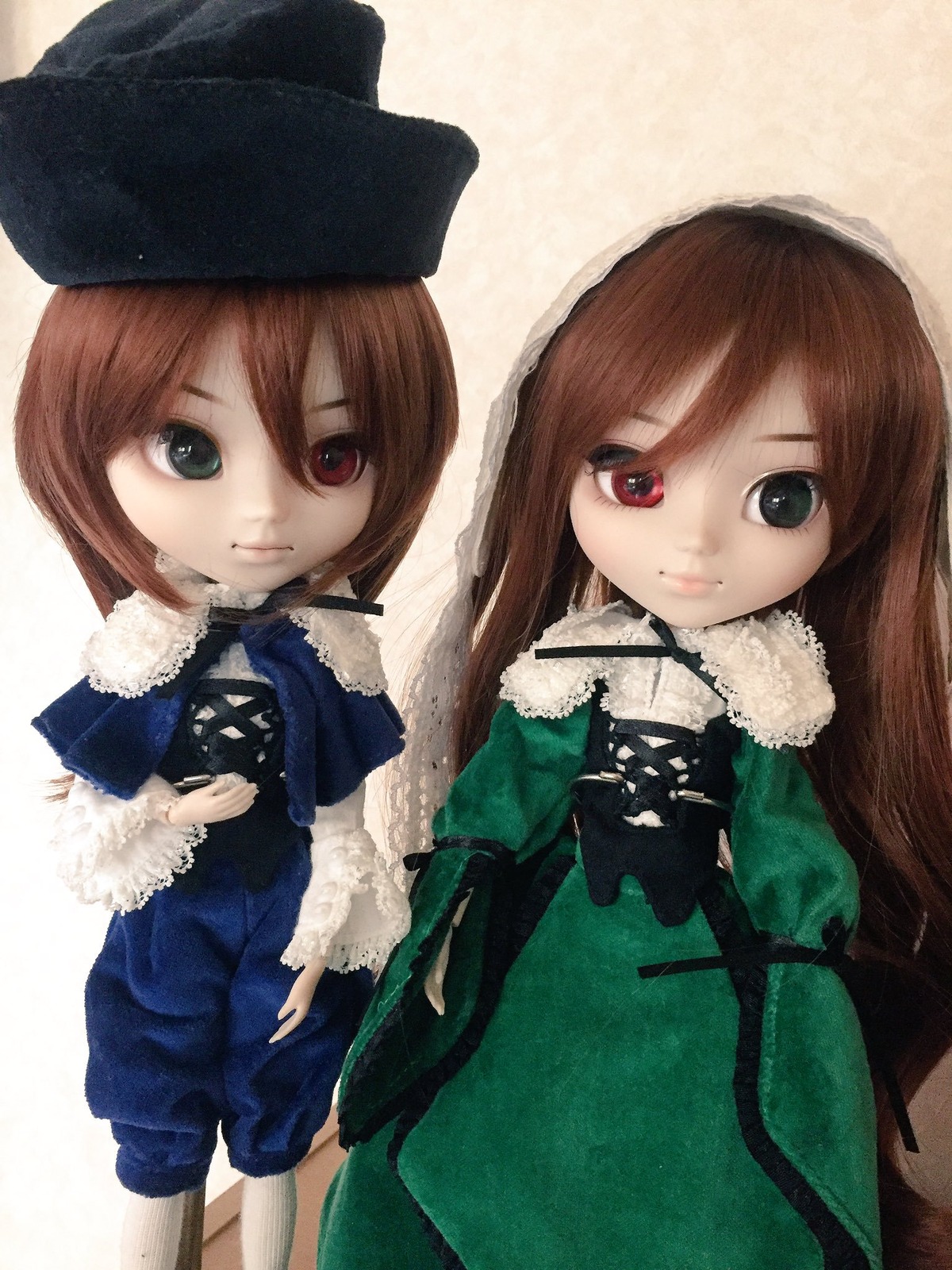 2girls blue_dress brown_hair doll dress green_dress hat heterochromia long_hair long_sleeves looking_at_viewer multiple_dolls multiple_girls red_eyes siblings sisters smile souseiseki suiseiseki tagme twins
