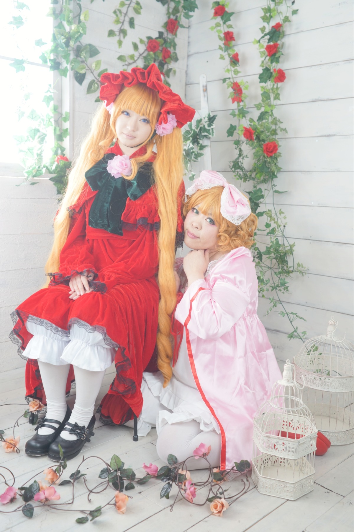2girls 91076 blonde_hair blue_eyes bow dress flower long_hair mary_janes multiple_cosplay multiple_girls red_dress rose siblings sitting tagme white_legwear