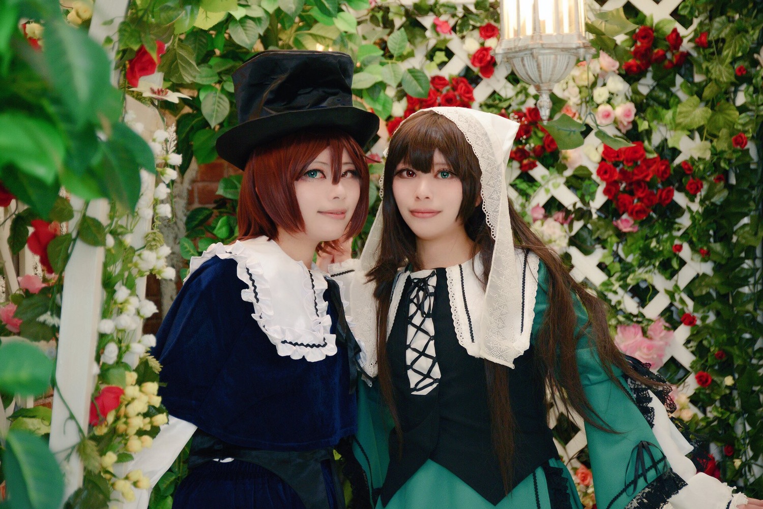 2girls bangs brown_hair dress flower green_eyes hat lips long_hair looking_at_viewer multiple_cosplay multiple_girls outdoors plant red_flower red_rose rose short_hair siblings sisters smile tagme twins