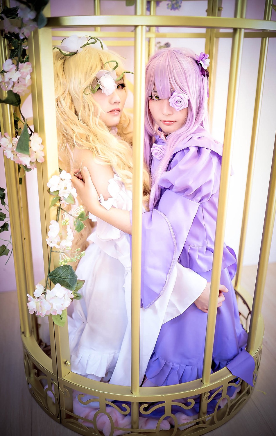 2girls blindfold blonde_hair dress eyepatch flower hair_flower hair_ornament lips long_hair multiple_cosplay multiple_girls pink_hair rose tagme white_dress white_flower white_rose