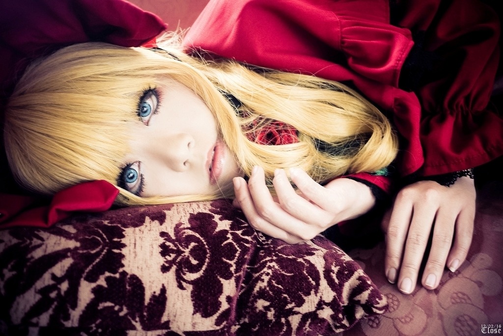 1girl blonde_hair blue_eyes bow eyelashes hair_bow hands lace lips long_hair looking_at_viewer portrait realistic shinku solo upper_body