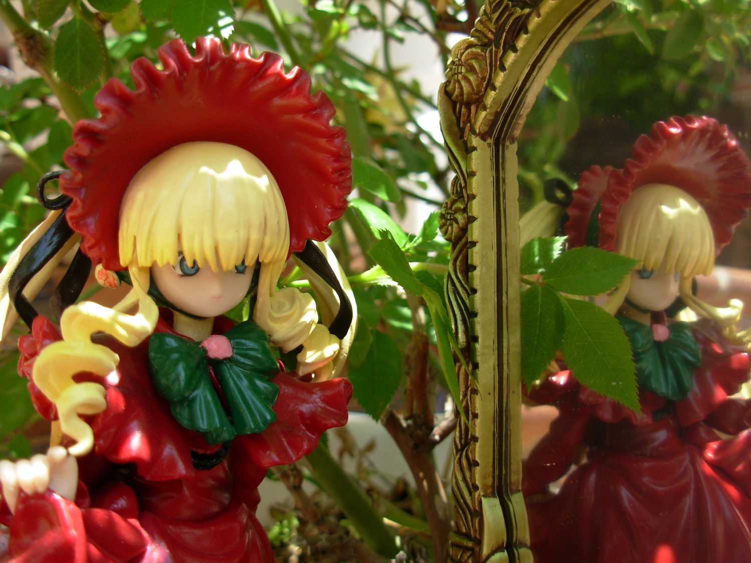2girls bangs blonde_hair blue_eyes blurry bonnet bow bowtie depth_of_field doll dress flower frills green_bow green_neckwear long_hair multiple_girls pink_bow red_dress rose shinku sidelocks solo