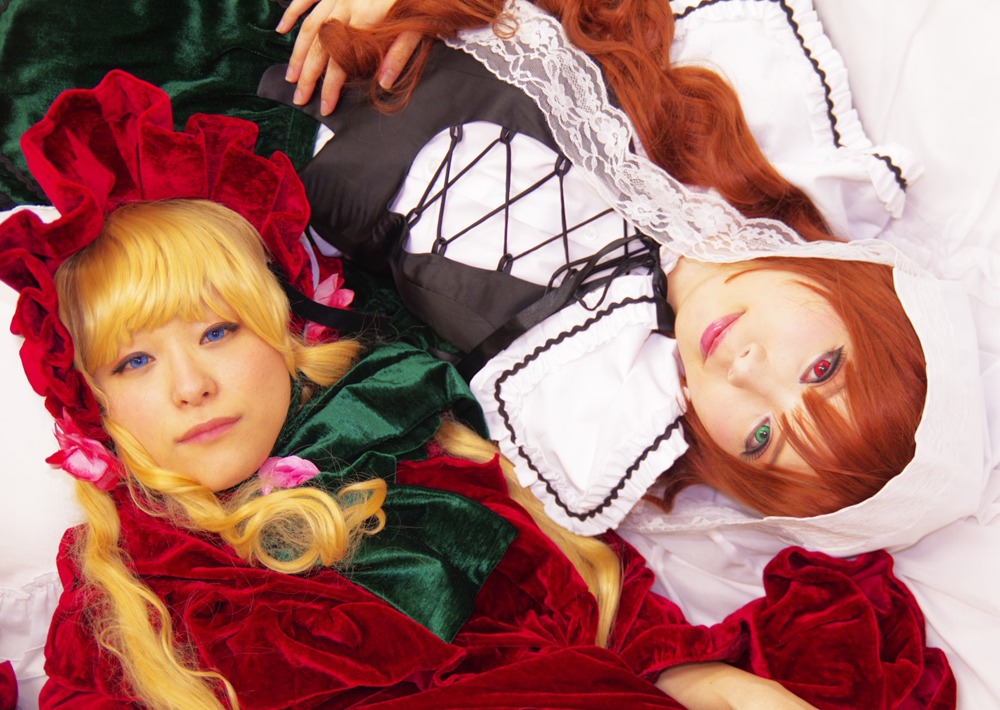2girls 91076 blonde_hair blue_eyes bonnet flower hat heterochromia lips long_hair looking_at_viewer multiple_cosplay multiple_girls rose rotational_symmetry shinku smile suiseiseki tagme