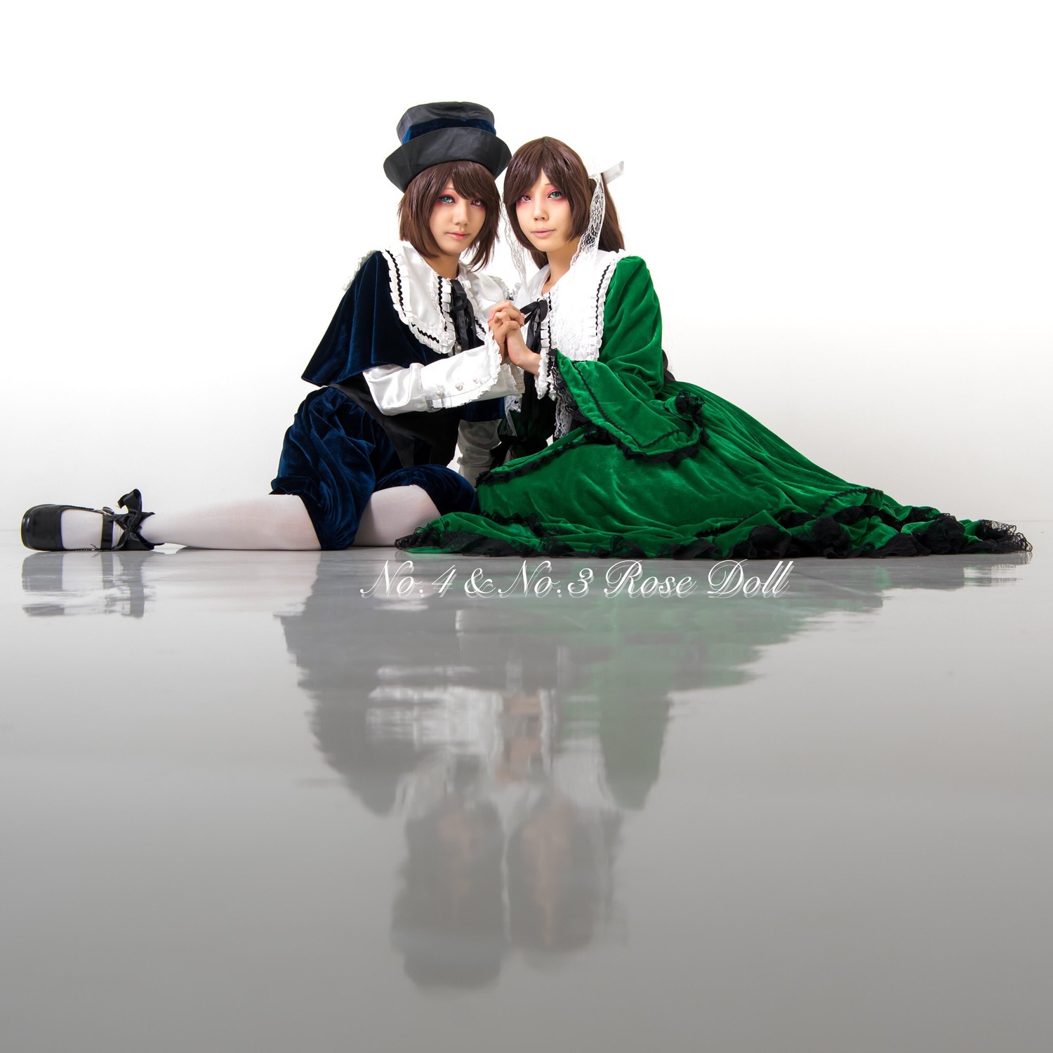 2girls blue_eyes brown_hair cape dress green_dress green_eyes hat holding_hands interlocked_fingers long_sleeves multiple_cosplay multiple_girls short_hair siblings sisters sitting souseiseki suiseiseki tagme top_hat twins yuri