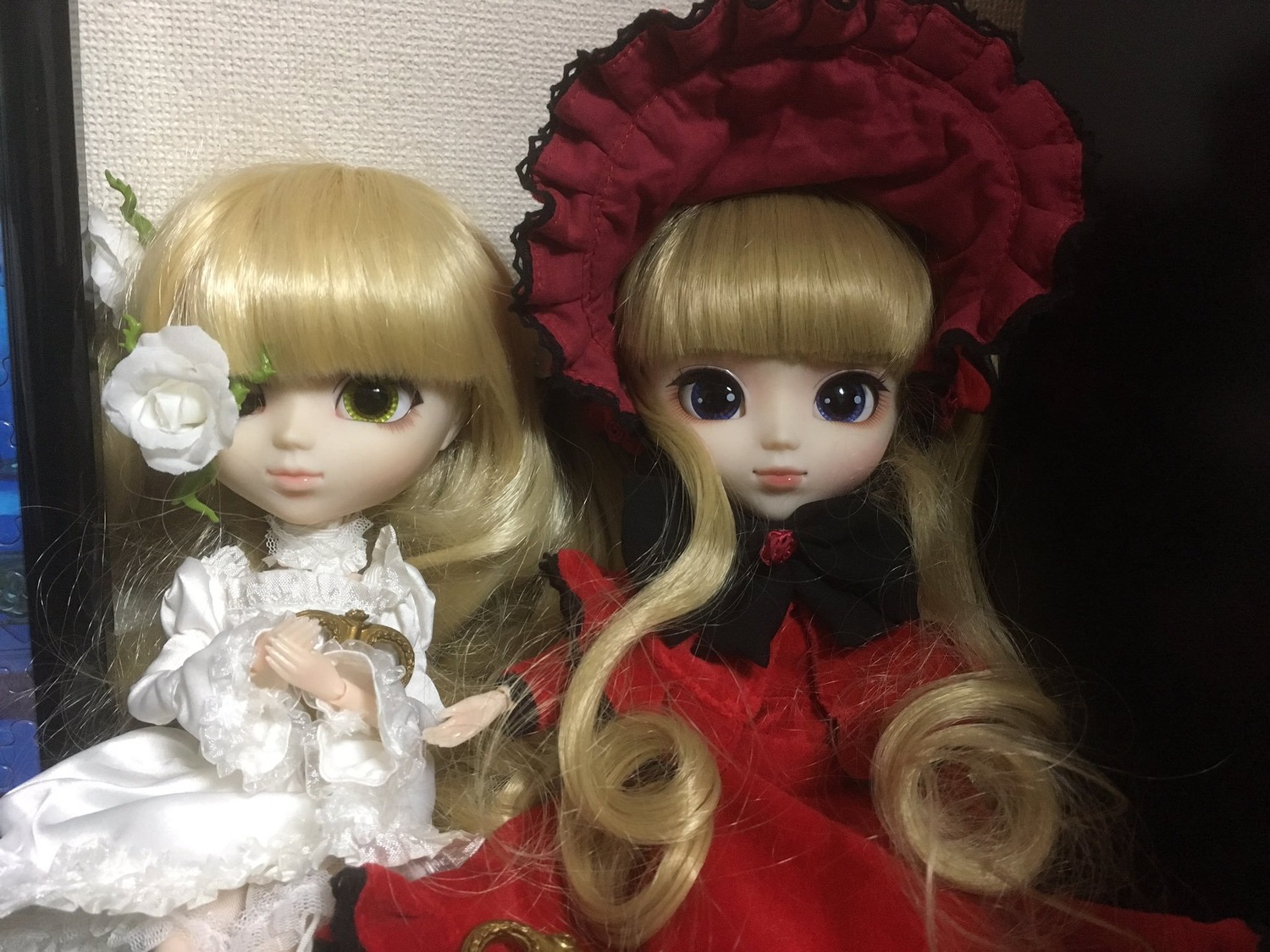 2girls bangs blonde_hair blue_eyes blunt_bangs bonnet bow doll dress flower hat long_hair long_sleeves looking_at_viewer multiple_dolls multiple_girls rose shinku tagme upper_body white_flower white_rose